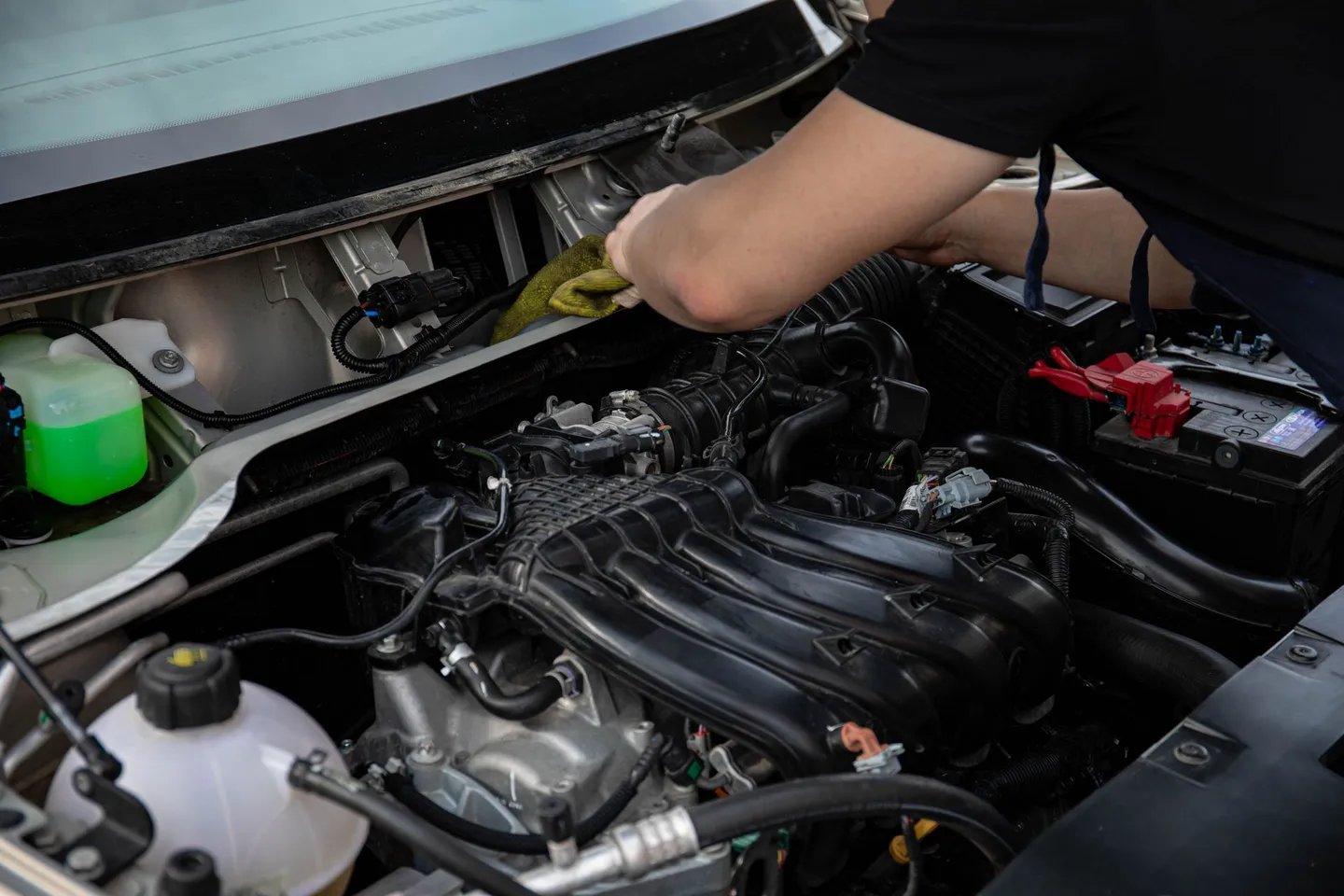 Mechaniker bei der Arbeit am Motor