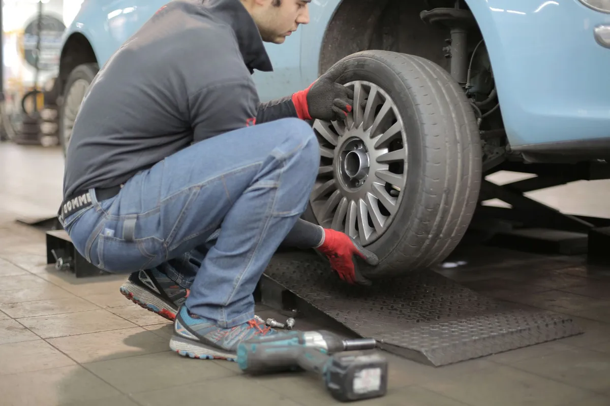 Arbeit an einem Fahrzeugrad