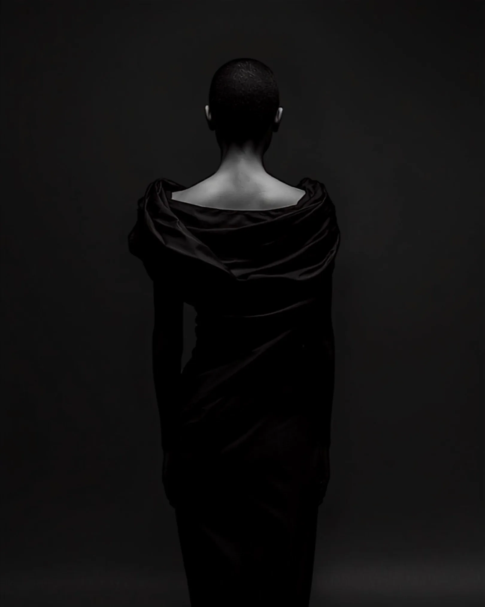 Model in avantgardistischem Look der Collection Nº7
