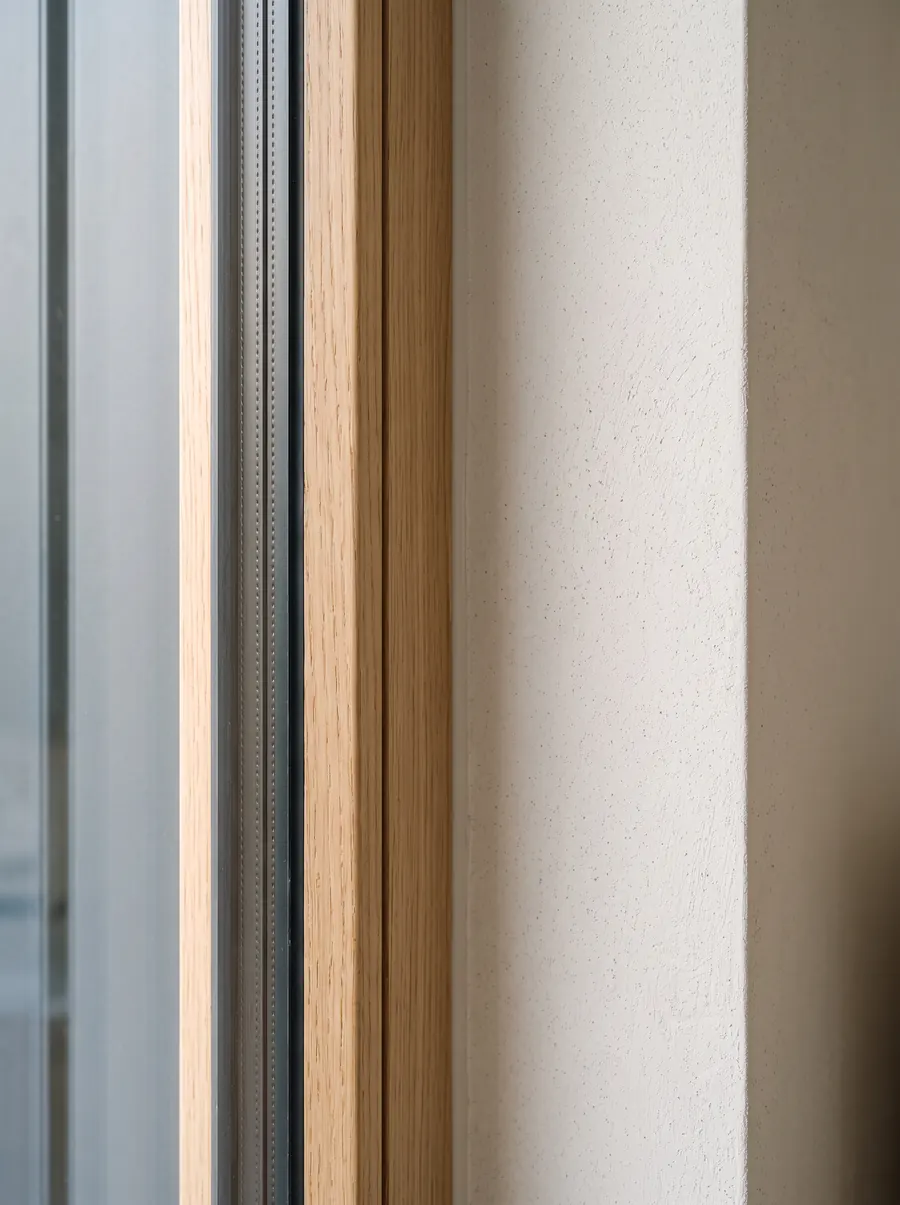 Nahaufnahme eines Fensterprofils: Eiche, Dichtungsebene am Glas, Putzlaibung